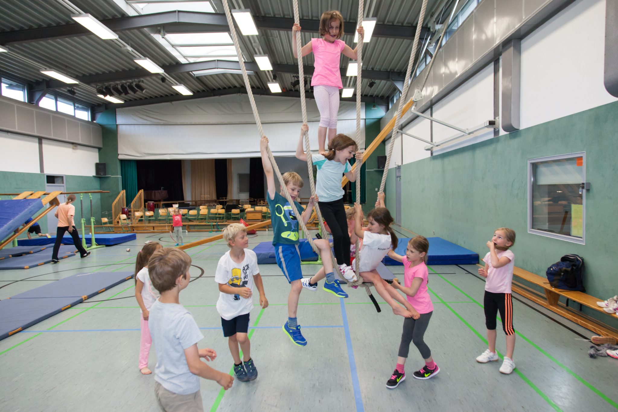 kinder lieben und brauchen bewegung daher verstehen wir uns als schule in bewegung und bieten unseren schlerinnen und schlern jede menge mglichkeiten - Kinderturnen Gerateaufbau Beispiele kinder lieben und brauchen bewegung daher verstehen wir uns als schule in bewegung und bieten unseren schlerinnen und schlern jede menge mglichkeiten - Kinderturnen Gerateaufbau Beispiele